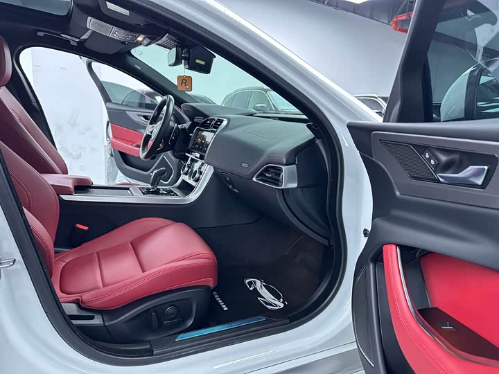 Фото 16 - Jaguar XE L