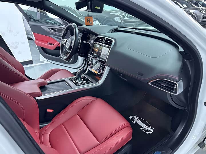 Фото 17 - Jaguar XE L