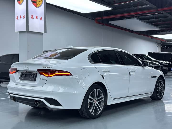 Фото 19 - Jaguar XE L