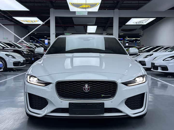 Фото 2 - Jaguar XE L
