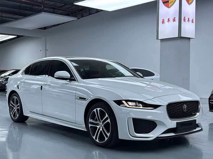Фото 3 - Jaguar XE L