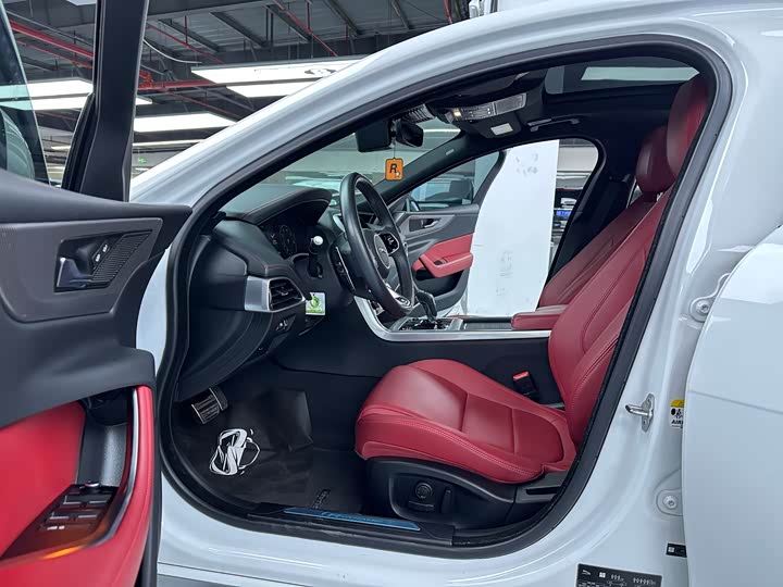 Фото 4 - Jaguar XE L