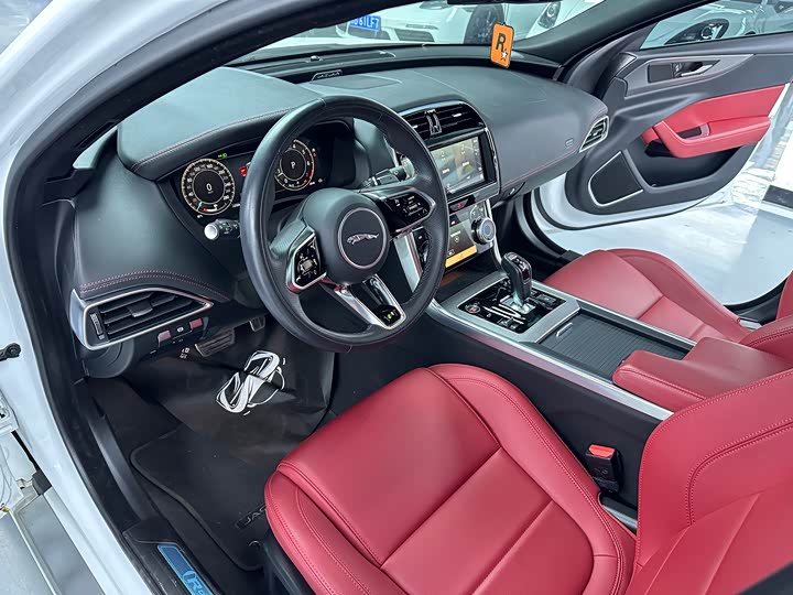 Фото 5 - Jaguar XE L