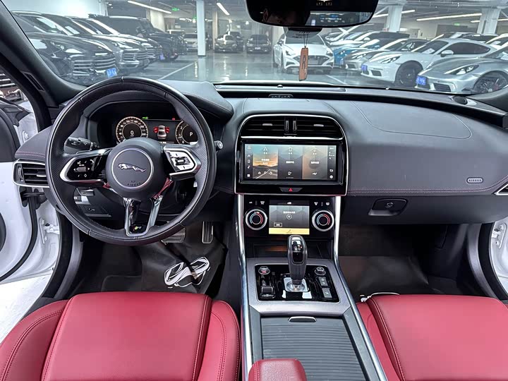 Фото 6 - Jaguar XE L