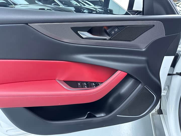 Фото 7 - Jaguar XE L