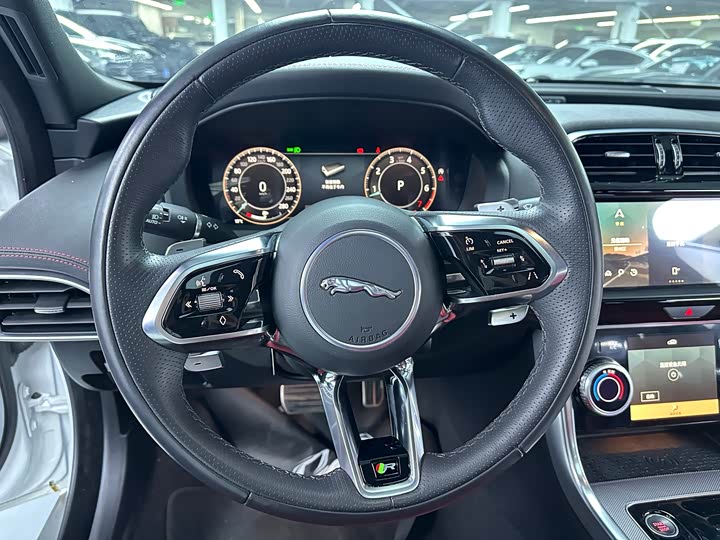 Фото 8 - Jaguar XE L