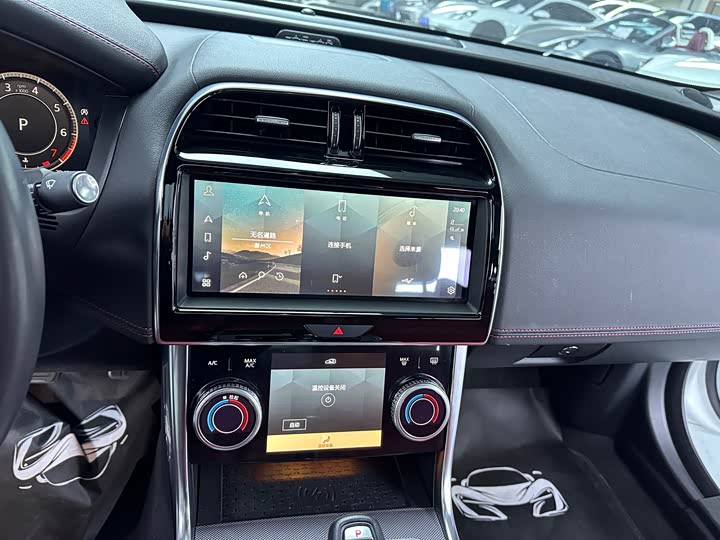 Фото 9 - Jaguar XE L