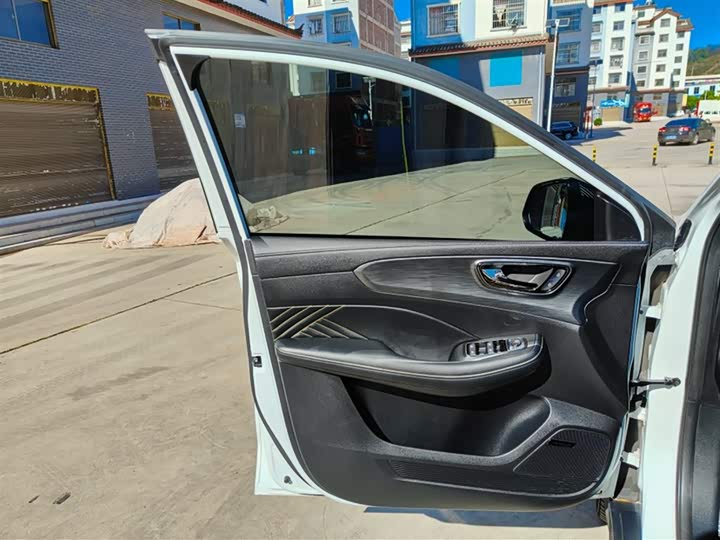 Фото 2 - Roewe RX5