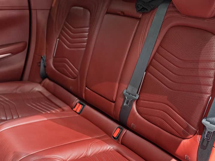 Фото 18 - Aston Martin DBX