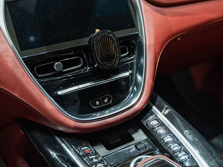 Фото 23 - Aston Martin DBX