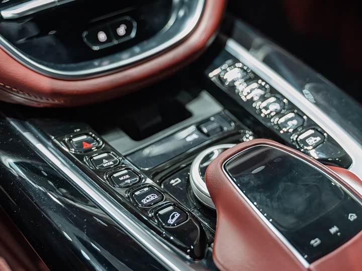 Фото 24 - Aston Martin DBX