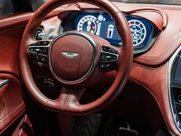 Фото 27 - Aston Martin DBX