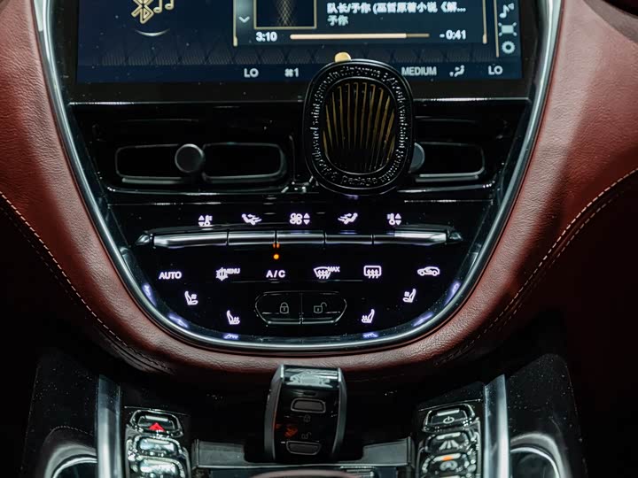 Фото 28 - Aston Martin DBX