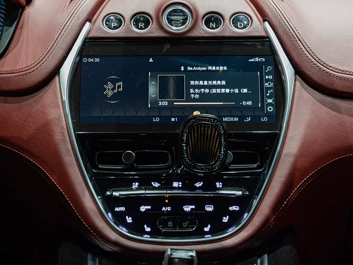 Фото 29 - Aston Martin DBX