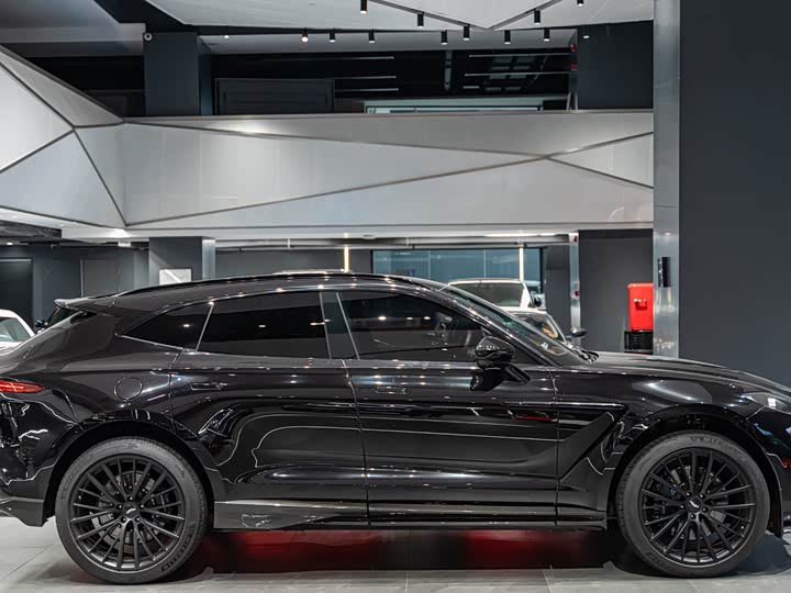 Фото 3 - Aston Martin DBX