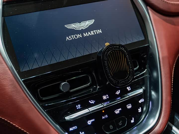 Фото 30 - Aston Martin DBX