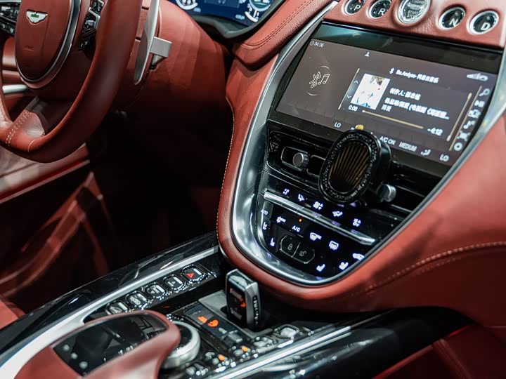 Фото 32 - Aston Martin DBX