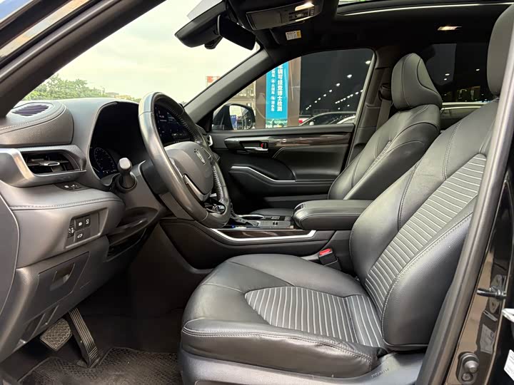 Фото 9 - Toyota Crown Kluger