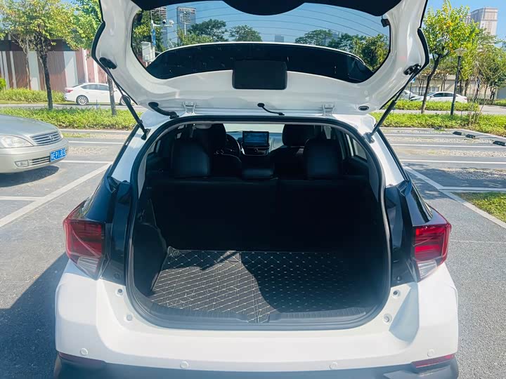 Фото 10 - Toyota Yaris L Hatchback