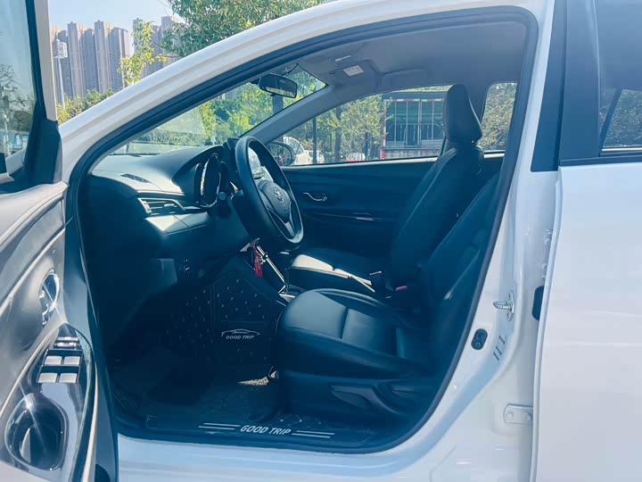 Фото 11 - Toyota Yaris L Hatchback