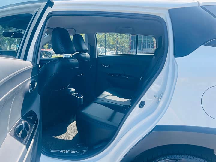 Фото 12 - Toyota Yaris L Hatchback