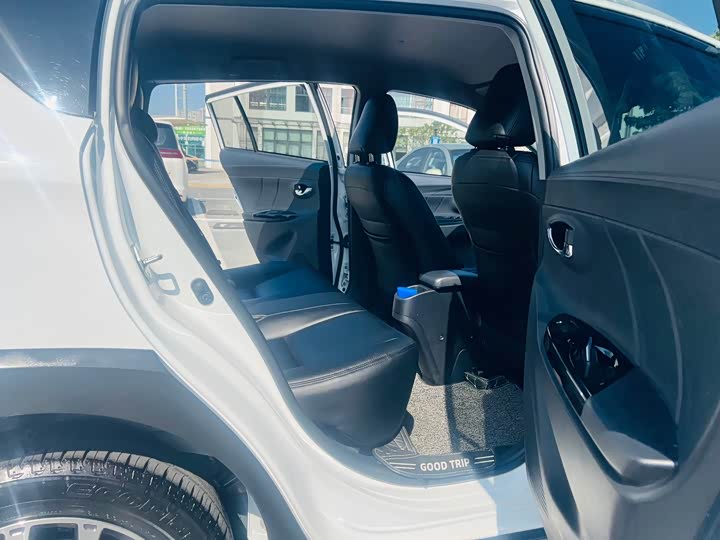 Фото 13 - Toyota Yaris L Hatchback