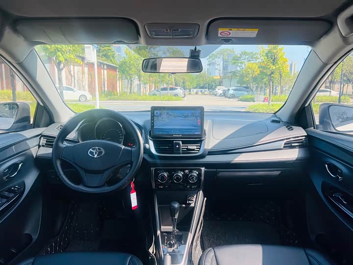 Фото 15 - Toyota Yaris L Hatchback