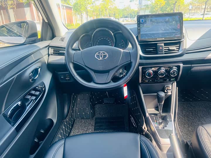 Фото 16 - Toyota Yaris L Hatchback