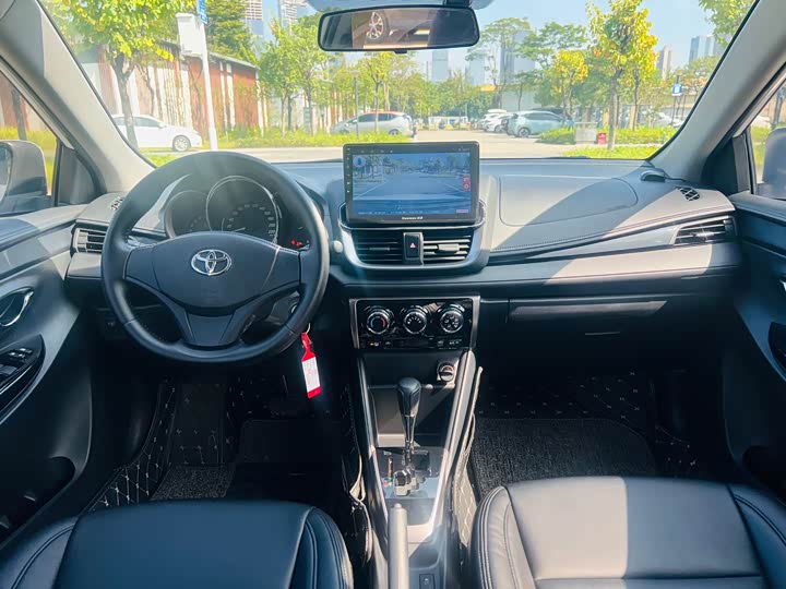 Фото 17 - Toyota Yaris L Hatchback