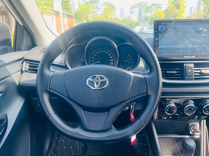 Фото 19 - Toyota Yaris L Hatchback