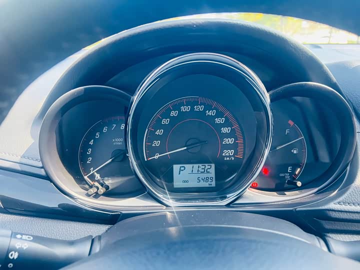 Фото 20 - Toyota Yaris L Hatchback