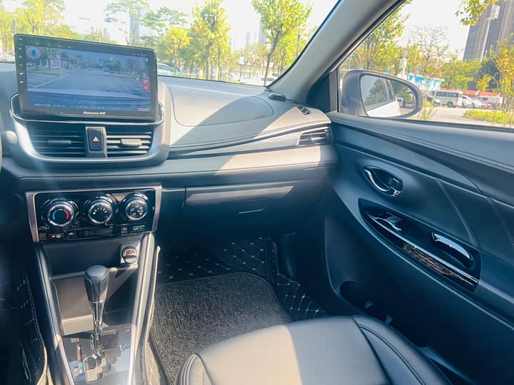 Фото 21 - Toyota Yaris L Hatchback