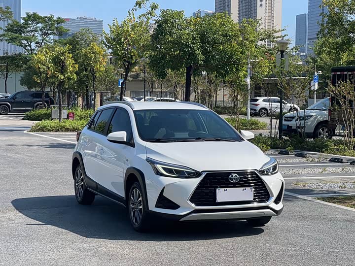 Фото 3 - Toyota Yaris L Hatchback