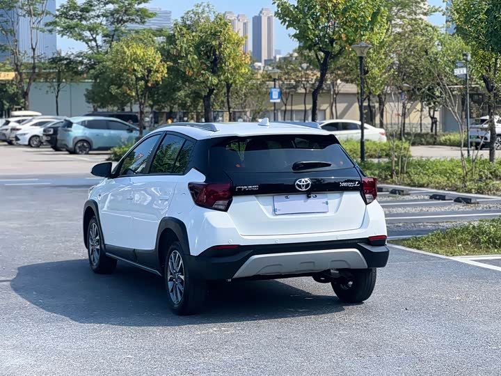 Фото 4 - Toyota Yaris L Hatchback