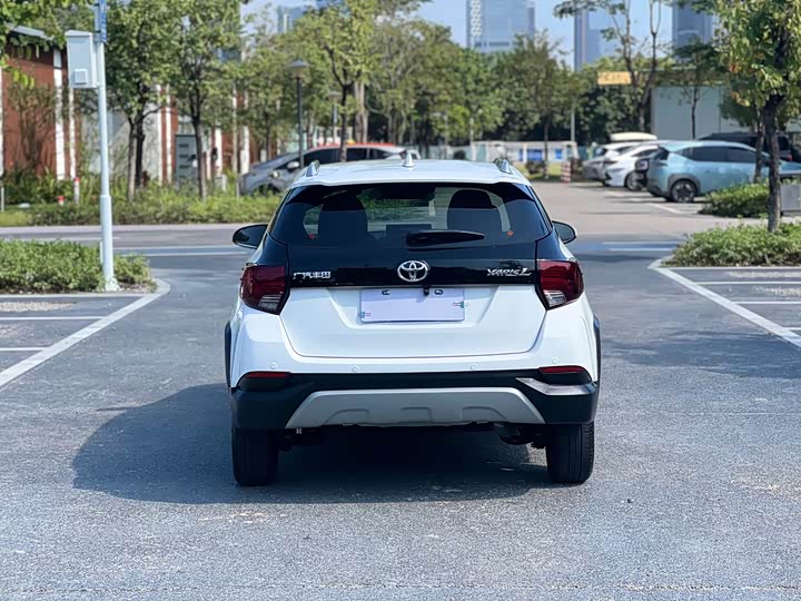 Фото 5 - Toyota Yaris L Hatchback