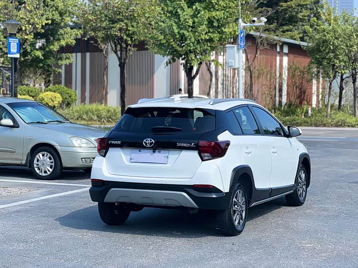 Фото 6 - Toyota Yaris L Hatchback