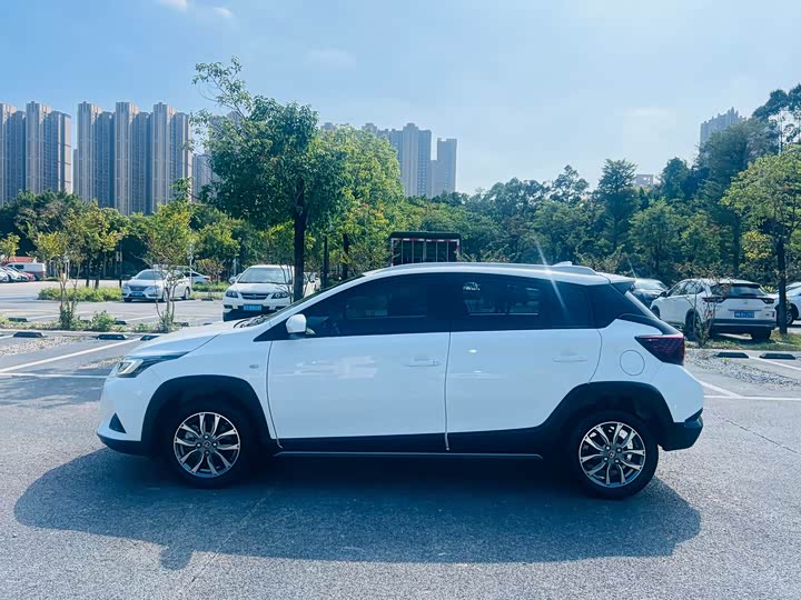 Фото 7 - Toyota Yaris L Hatchback