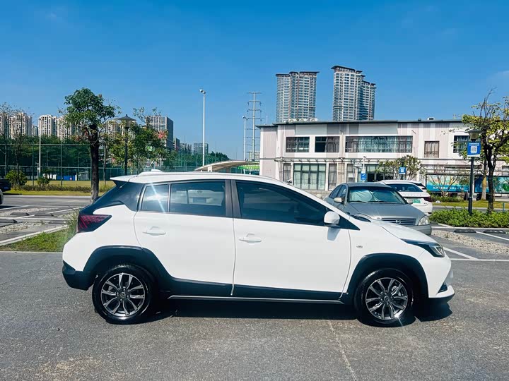 Фото 8 - Toyota Yaris L Hatchback