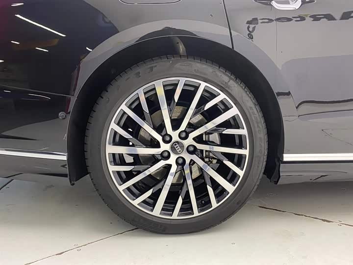 Фото 11 - Audi A8