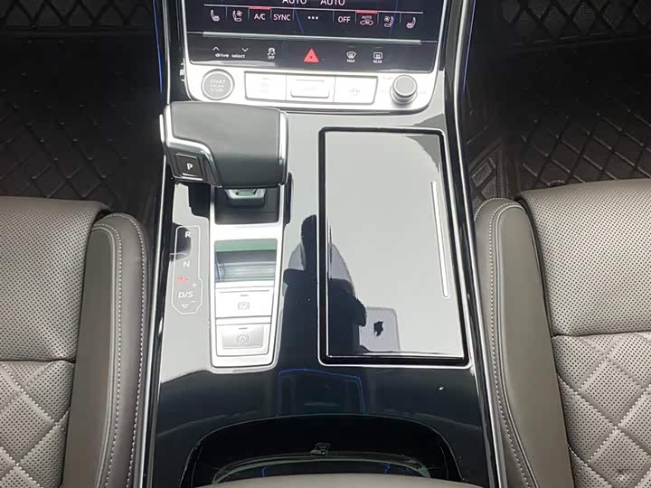 Фото 21 - Audi A8