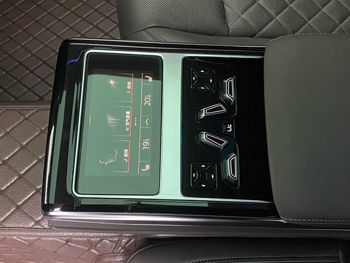 Фото 23 - Audi A8