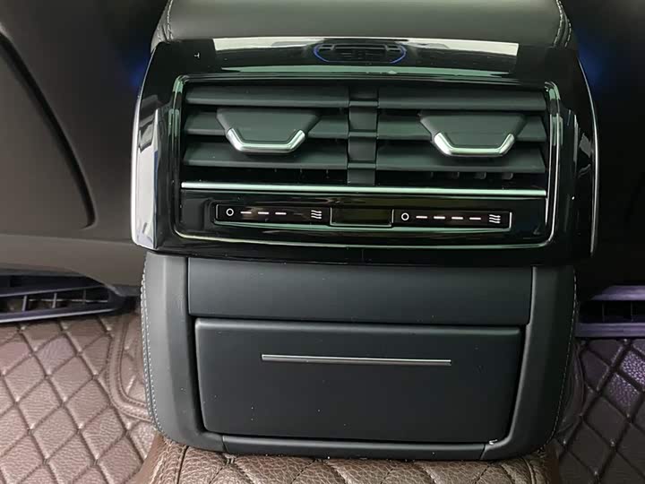 Фото 24 - Audi A8