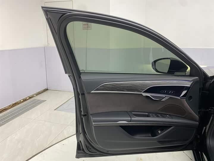 Фото 28 - Audi A8