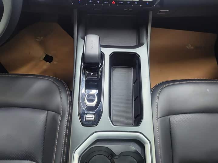 Фото 16 - Geely Okavango L