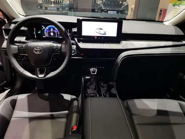 Фото 10 - Toyota Camry