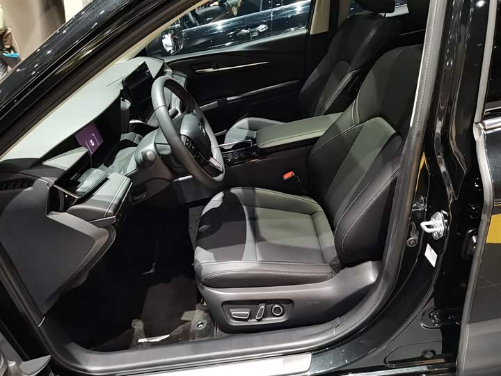 Фото 15 - Toyota Camry