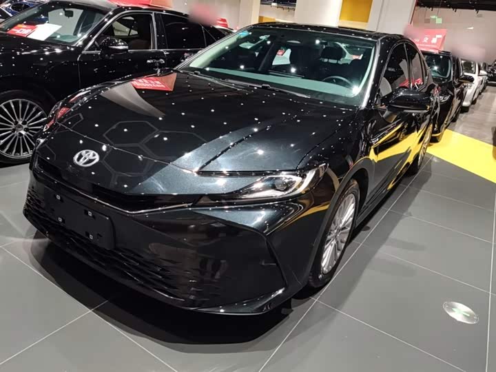 Фото 2 - Toyota Camry