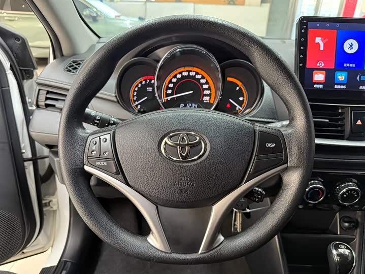 Фото 10 - Toyota Yaris L Hatchback