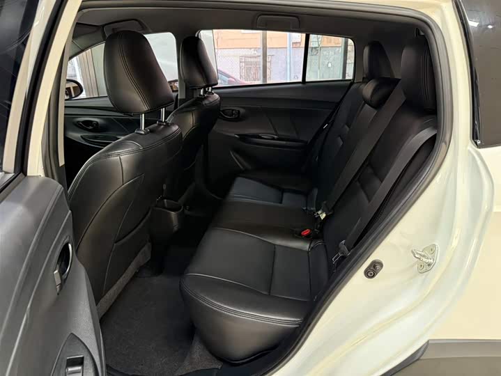 Фото 11 - Toyota Yaris L Hatchback