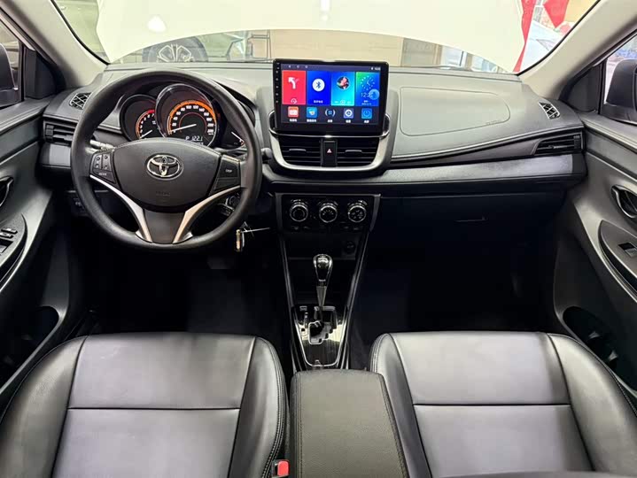 Фото 12 - Toyota Yaris L Hatchback